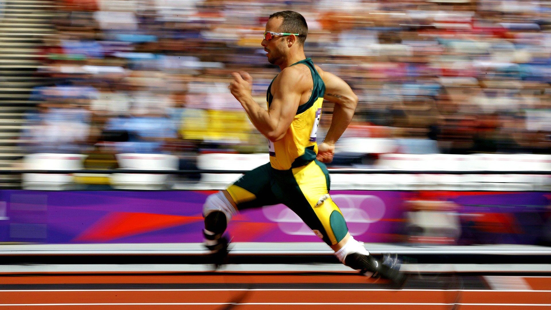 精彩对抗!球员们全力冲刺,场上火药味十足,球员冲刺速度