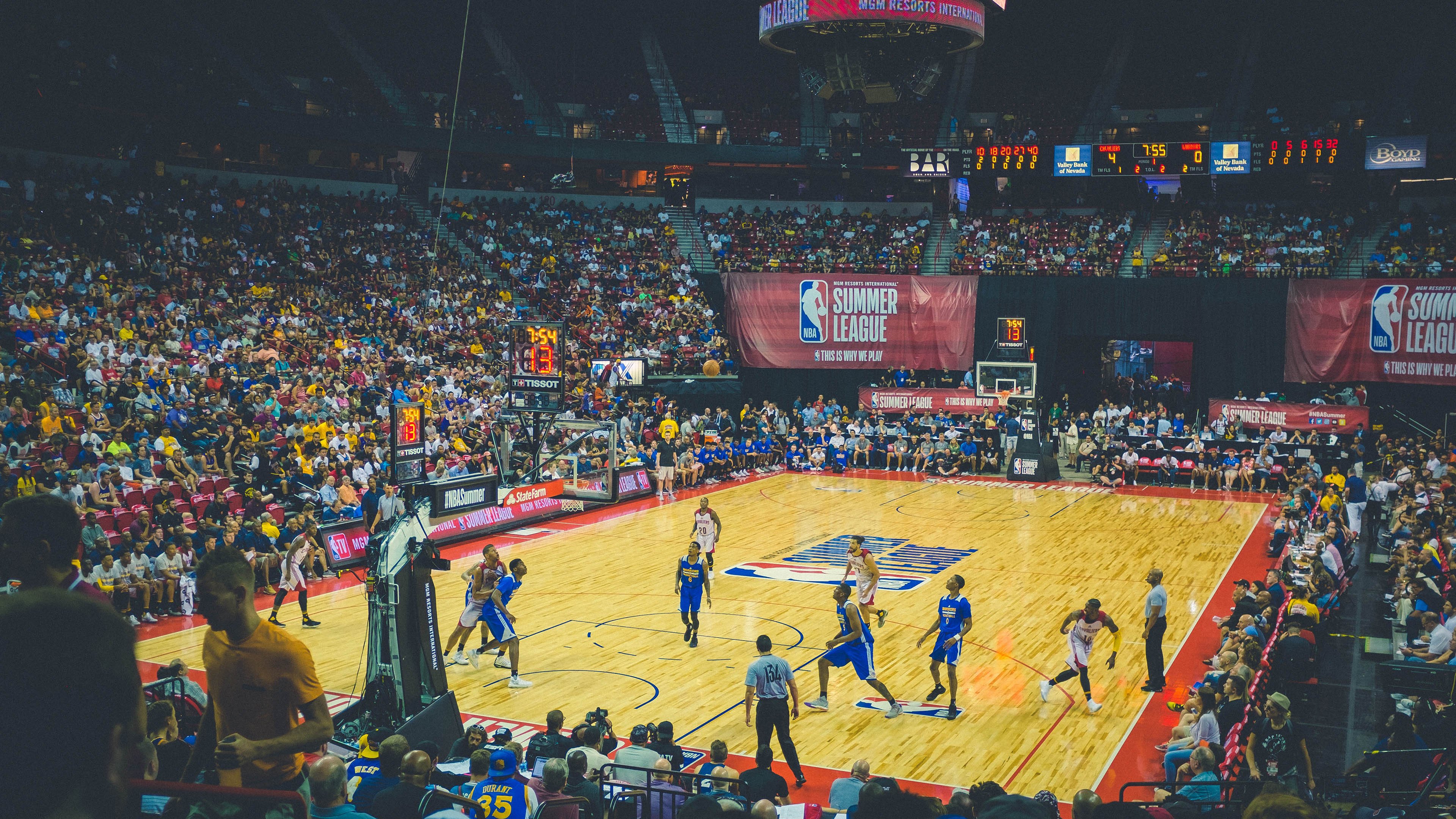 “速度与力量的完美融合，高新区全民健身馆壁球赛场上演极速反应”